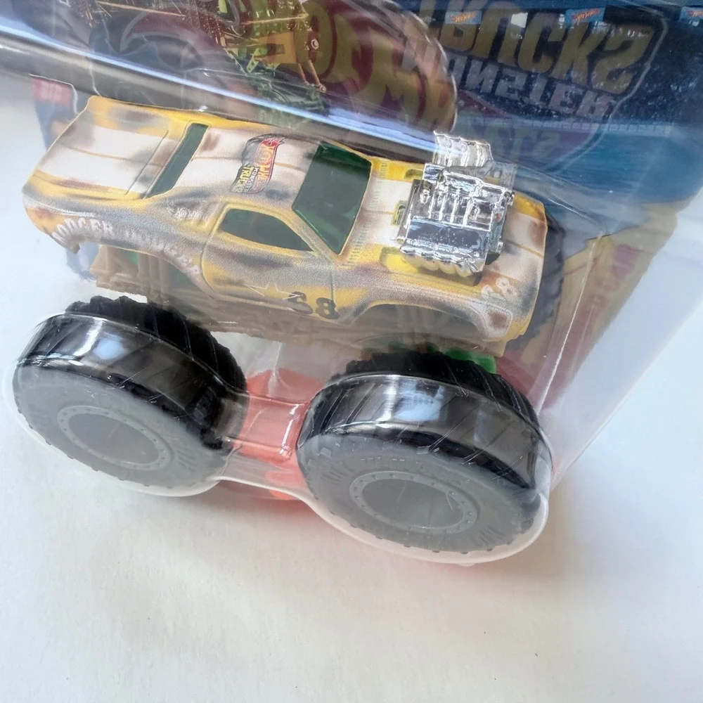 Hot Wheels Monster Trucks Rodger Dodger 1:64 Scale Die-Cast Muscle Truck‎ FYJ44